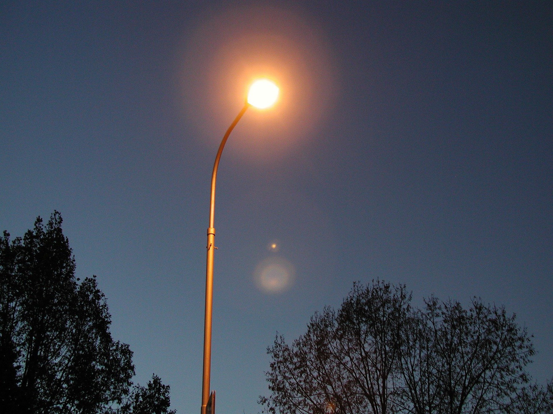 street-lamp-g07ce0c753_1920.jpg