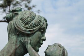 Ilustracja do artykułu sculpture-of-mother-and-child-in-park.jpg