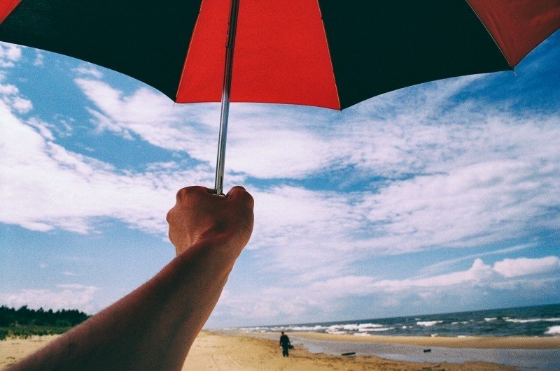 Ilustracja do artykułu human-hand-with-umbrella-on-beach.jpg
