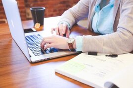 Ilustracja do artykułu woman-sitting-at-table-and-using-laptop-with-tea-cup-in-background.jpg