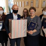 Burmistrz Choroszczy Robert Wardziński pozuje do zdjęcia z 6 nagrodzonymi nauczycielkami SP Choroszcz
