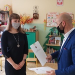 Burmistrz Choroszczy Robert Wardziński przekazuje jednej z nauczycielek Przedszkola w Choroszczy nagrodę z okazji Dnia Nauczyciela 2020