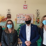Burmistrz Choroszczy Robert Wardziński wraz z nauczycielkami Przedszkola Samorządowgo w Choroszczy pozują do zdjęcia w Dniu Nauczyciela 2020